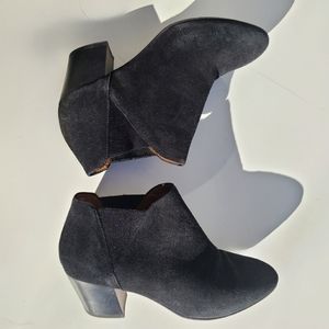 AQUATALIA Black Suede Rounded Toe Elastic Side Western Low Block Heel Bootie 7.5